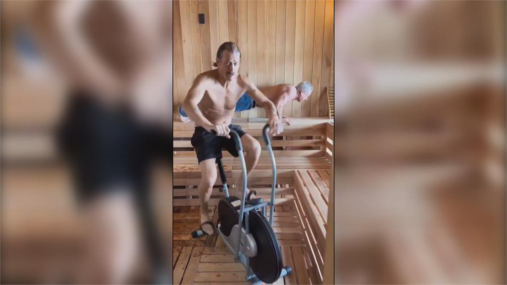 搞怪！小甘迺迪「徒手抓蛇」得意展示　被咬好幾口嚇壞妻