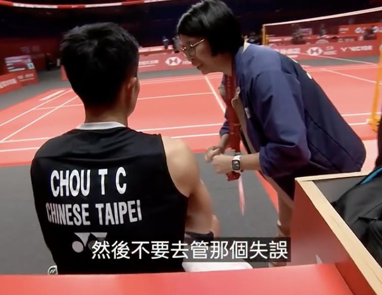 羽球(影)／周天成不敵球王石宇奇吞敗！場邊的「她」暖心「摸臉」給足正能量