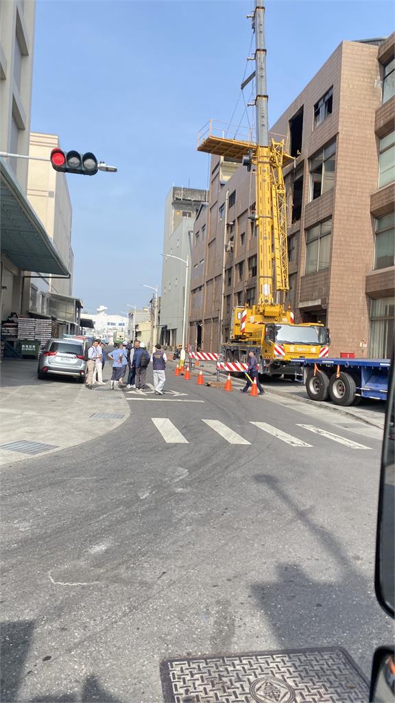 快新聞／高雄海霸王驚悚工安意外！　男性工人「連人帶車」摔下4樓不治