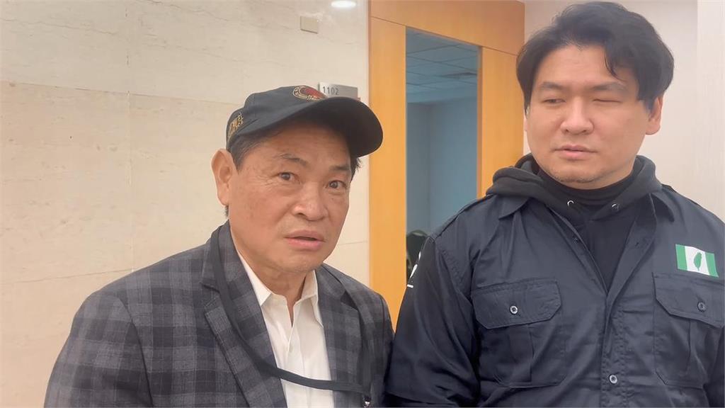 最新／又是你！新黨幹部游智彬鬧場質問石平　慘被架出去還被民眾圍毆