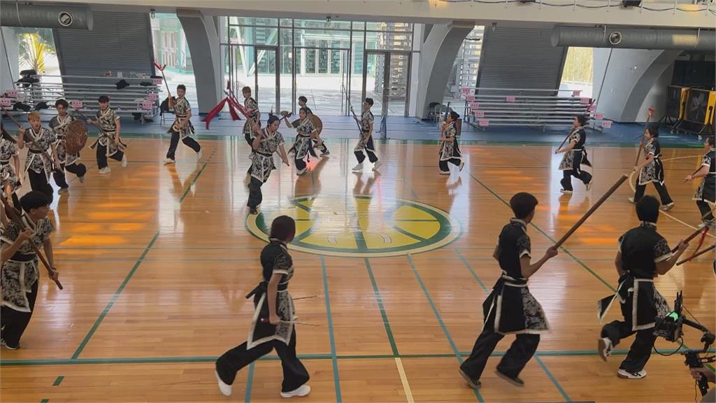 獨／從零學習！越南學生挑戰宋江陣　拿武器訓練、克服語言困難