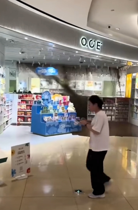 商場天花板突「狂瀉黑水瀑布」！網驚喊「X到淋頭」工作人員曝背後真相
