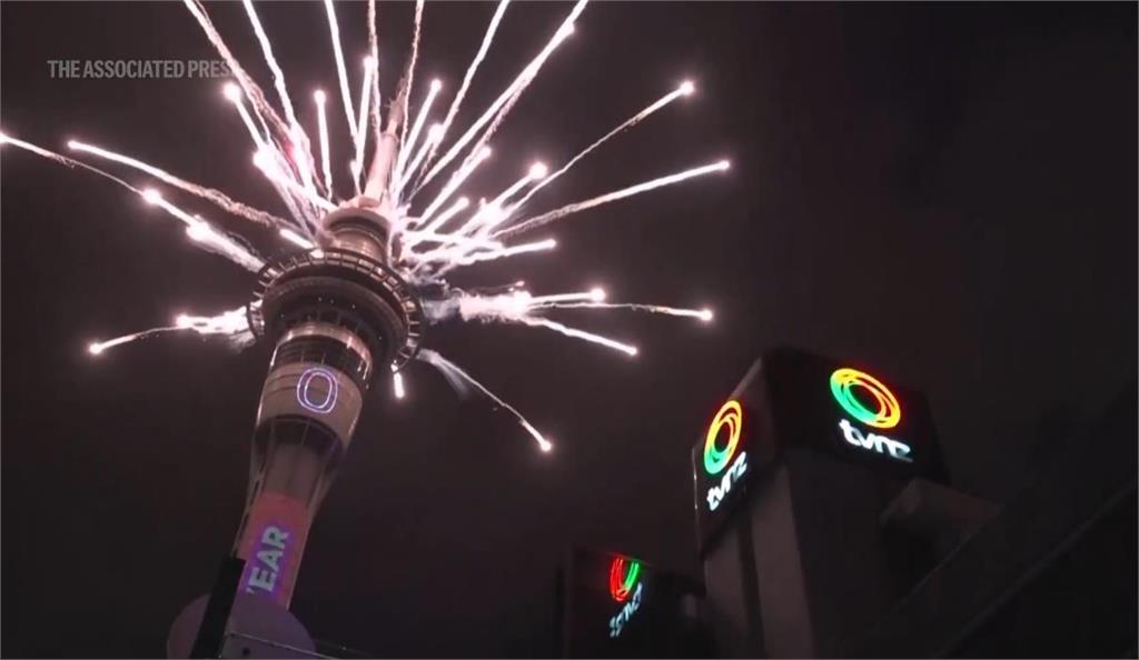 快新聞/2026要來了!紐西蘭率先慶新年 奧克蘭5分鐘煙火秀登場了