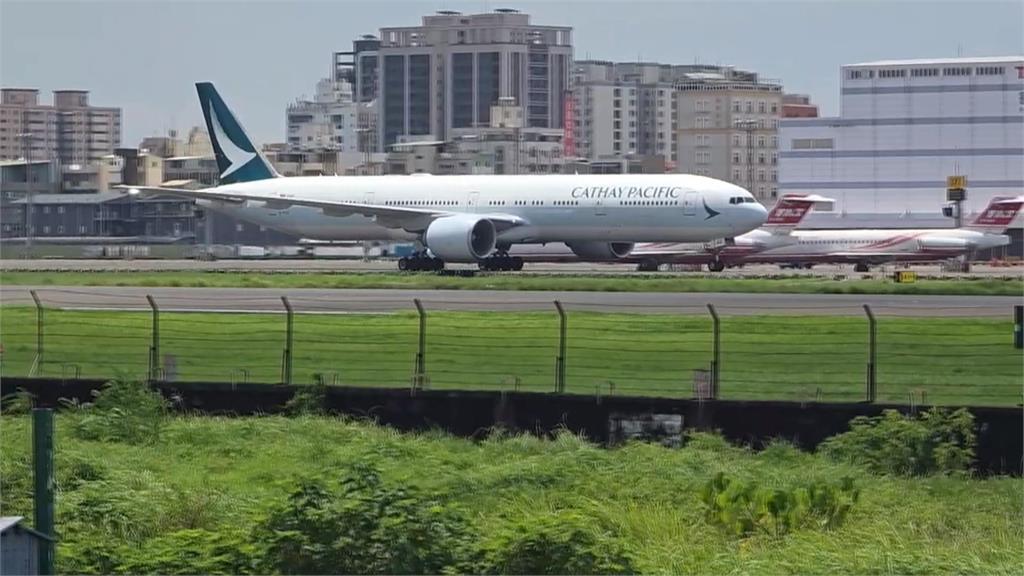 高雄飛機迷愛店喊停業！　上百遊客把握機會「喝咖啡、看飛機」