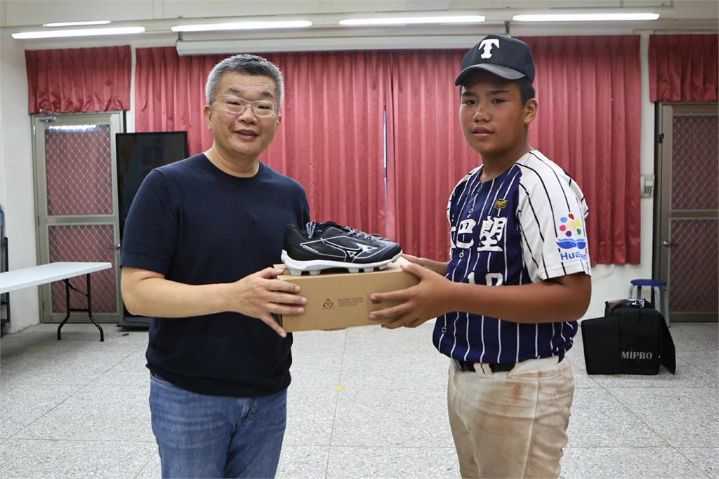 中職／回饋列車送暖花蓮  會長蔡其昌親贈球具傳承棒球夢