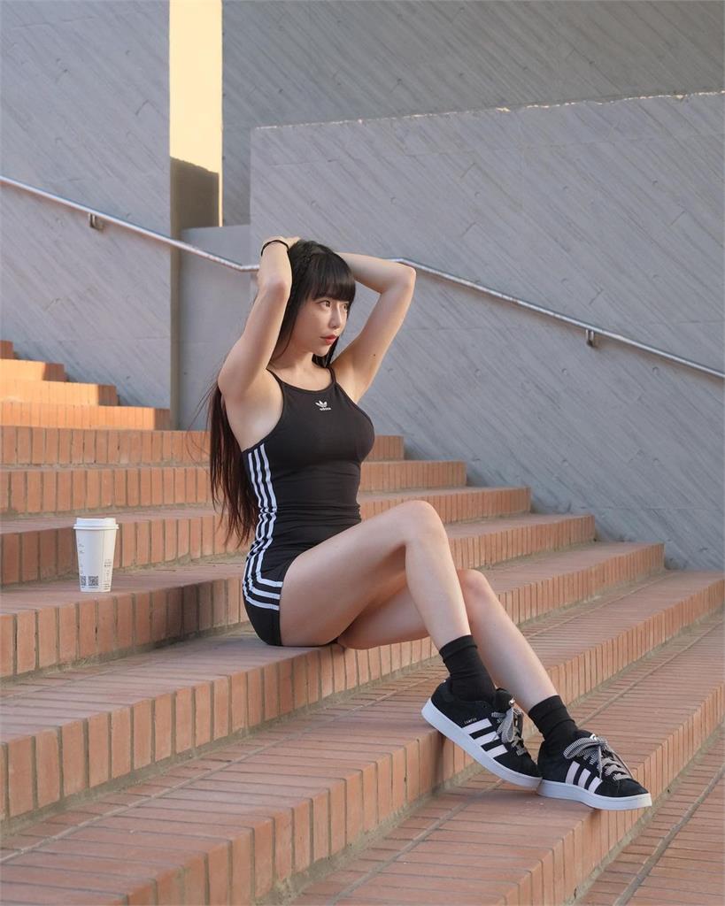 啦啦隊女神小裙子「被助理改超短」!穿上後羞喊1句:什麼變態心態