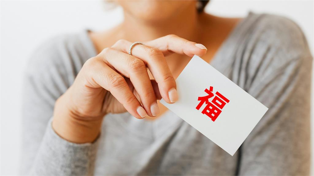 正妹遭中年婦騙撿「紅色福字」!詭異過程全曝光…一票人急喊:快去收驚