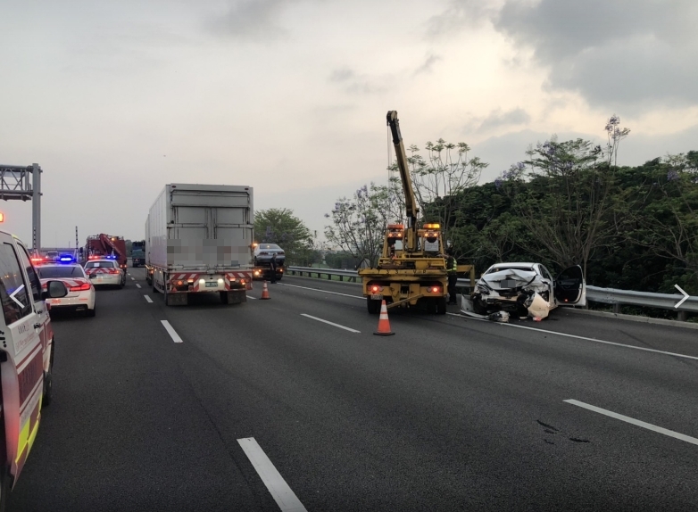 恍神？轎車突臨停內側道　國道「六車連環追撞」釀三傷