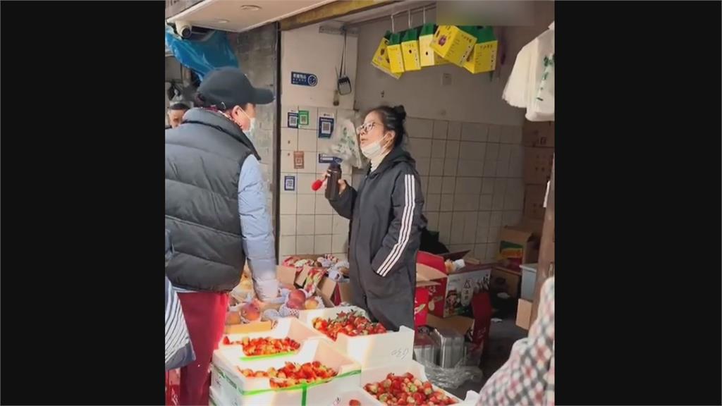 徒手狂摸草莓！中國婦不買還指指點點　惹攤販暴怒潑水嗆：神經病