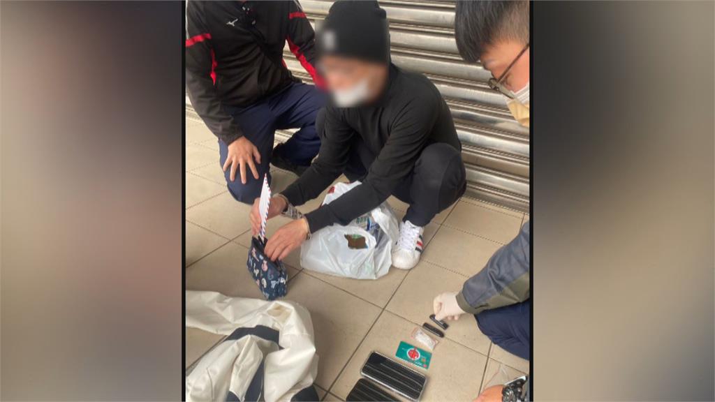 扯！逃亡中兼差詐團取簿手　警方埋伏逮人搜出毒品、存摺