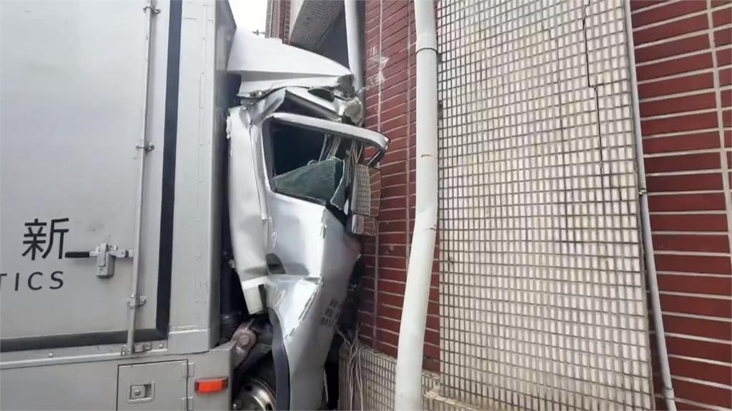 新竹市貨車駕駛疑恍神釀禍! 整車"迎面撞派出所"