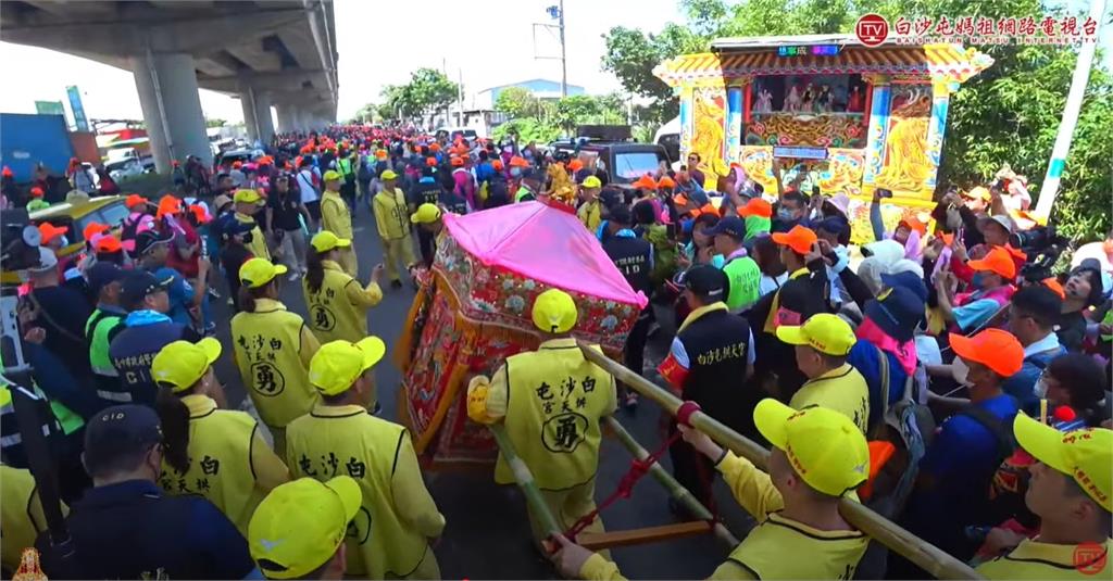 粉紅超跑急靠右停…媽祖「1嗜好」曝光!信眾見「40秒畫面」甜喊:太可愛