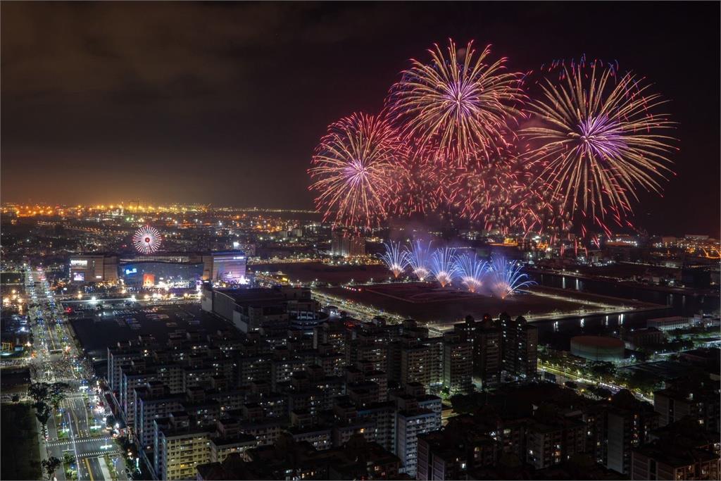 快新聞/盼高雄發光發亮!30萬人湧夢時代跨年 陳其邁攜手戴資穎驚喜現身