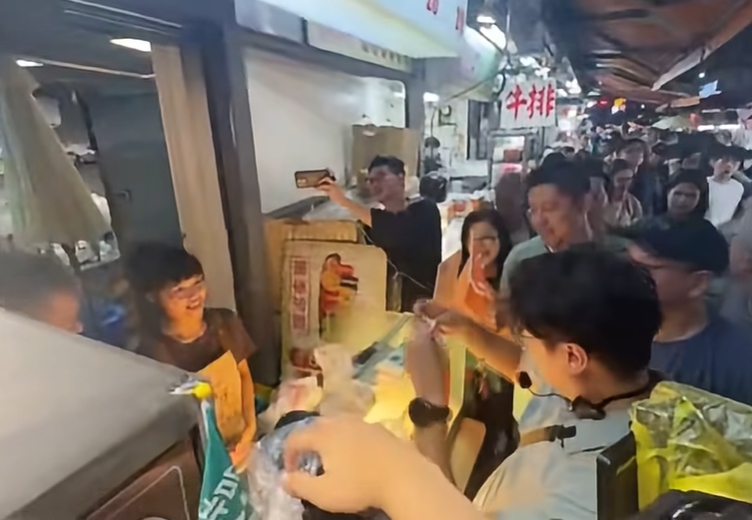 沈伯洋掃街遇阿北！收陳情信「1小動作」網讚神反應：人品高下立判