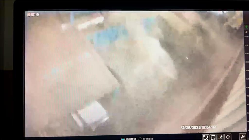 快新聞／龜山冷媒工廠爆炸瞬間畫面曝！　「橘色火球」衝擊大馬路