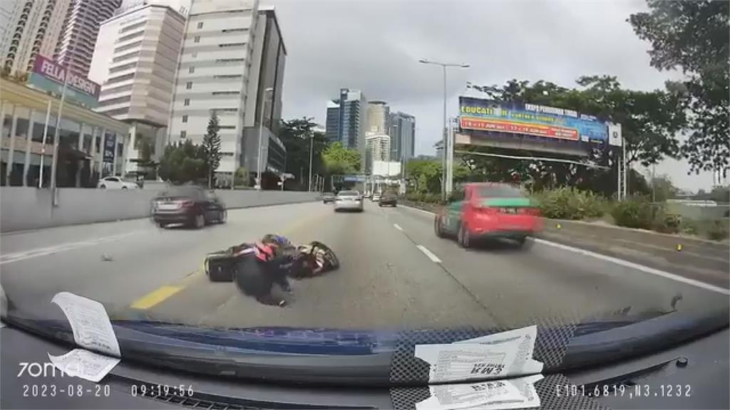 被機車譙整路不爽!4輪「1狠招」逼他閉嘴 影片曝光掀網熱議