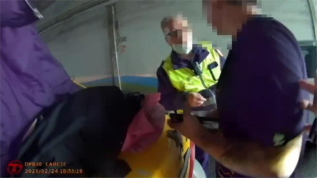 別跑!騎士躲檢加速逃 勇警跳上車死命環抱摔車