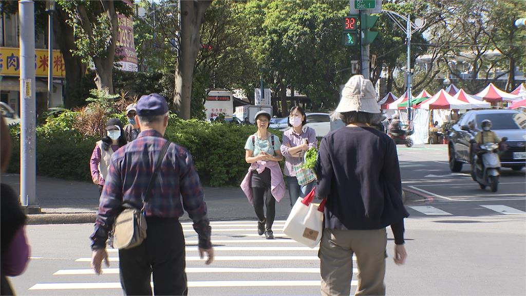 騎士右轉未禮讓行人 男子氣到踹車反而跌倒