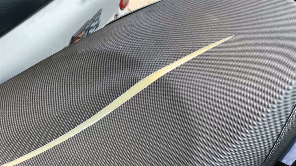 男手持水果刀沿路隨機割坐墊 多達38台機車受害