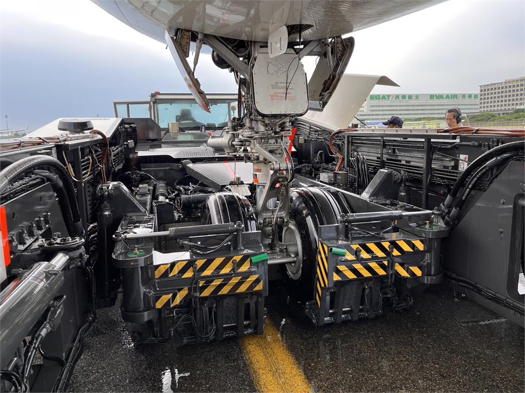 快新聞／引擎冒煙！地勤車拖國泰班機「油管爆裂」　桃勤：未影響航班