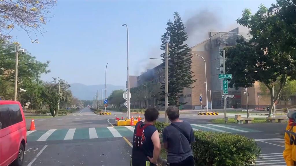 地震後傳爆炸聲飄濃煙　東華大學理工實驗室全面燃燒