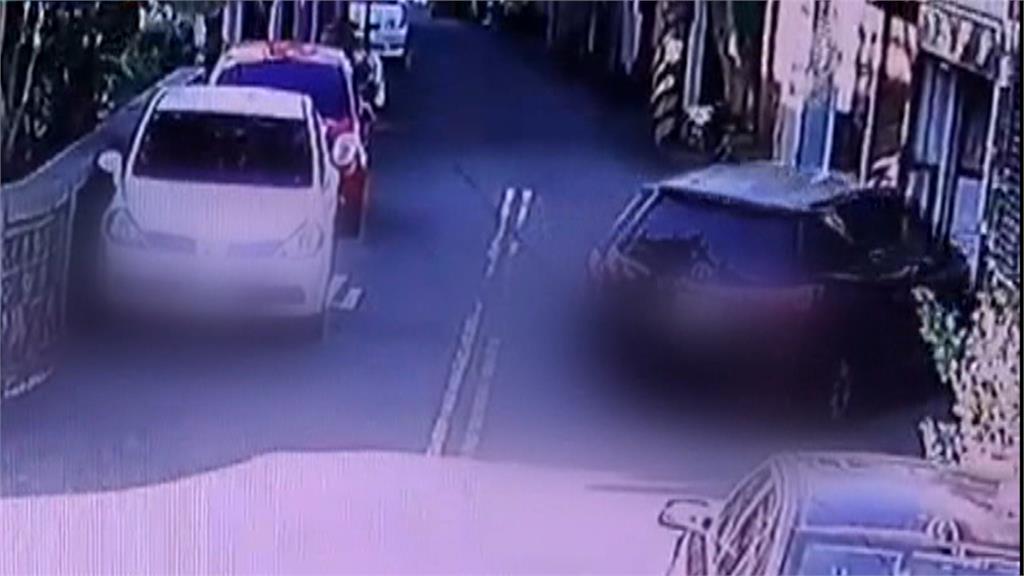 苗栗轎車失控撞民宅! 4男下車拔腿落跑
