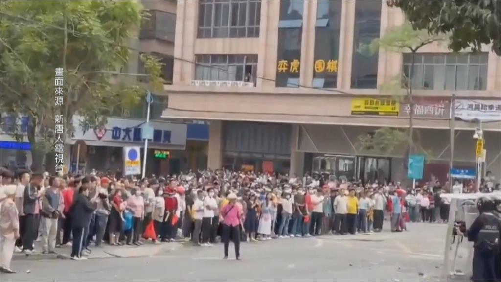 中國警民衝突! 白髮阿嬤「單挑鎮暴警」畫面震撼