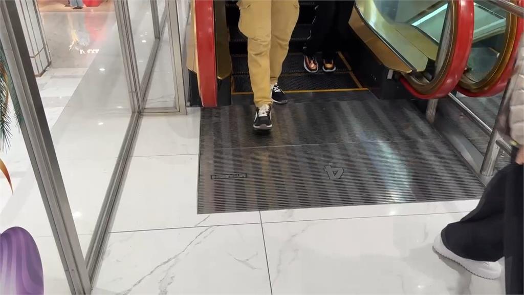 「鞋帶」捲手扶梯害摔飛 女控百貨不處理至今走路仍跛