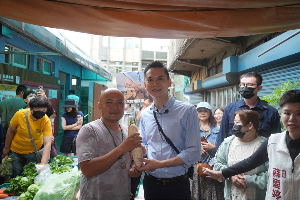 快新聞／鄭朝方竹縣市場掃街人氣炸裂！攤商送上菜頭「這句話」成焦點