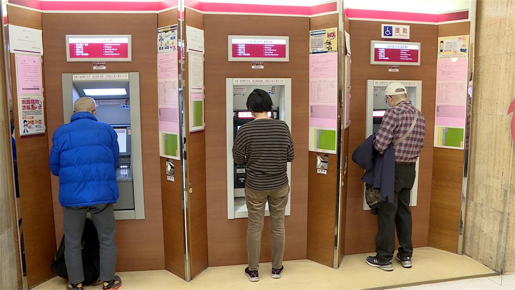 過年用「新鈔」討喜氣　台灣銀行超前部屬　ATM免排隊提領