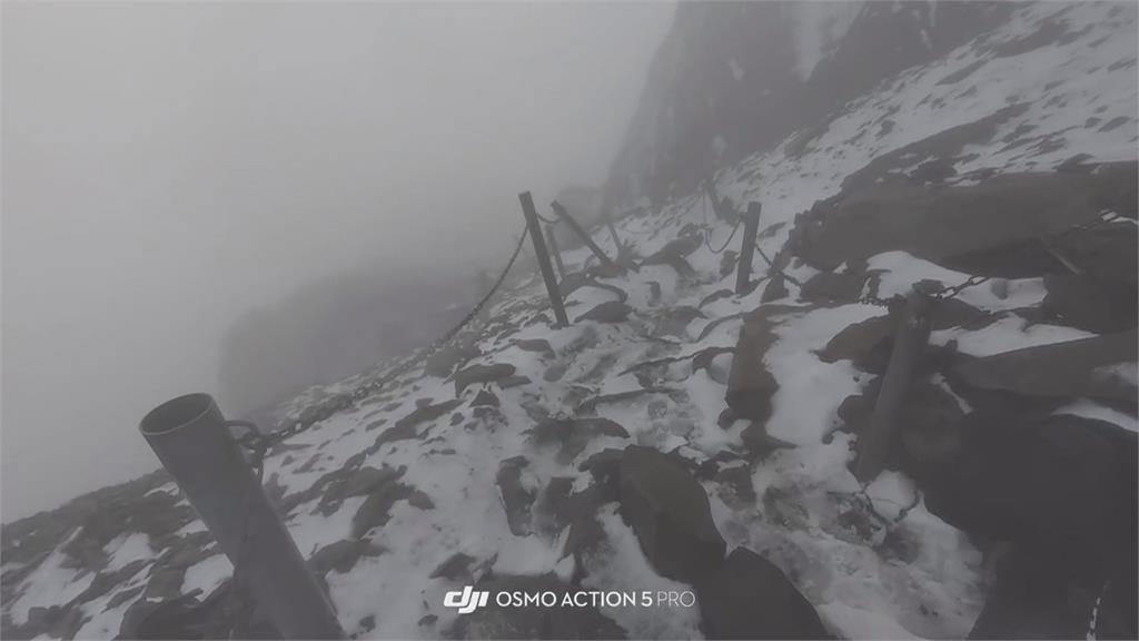 4月降雪奇景！玉山北峰積雪2公分　呈現銀白夢幻美景