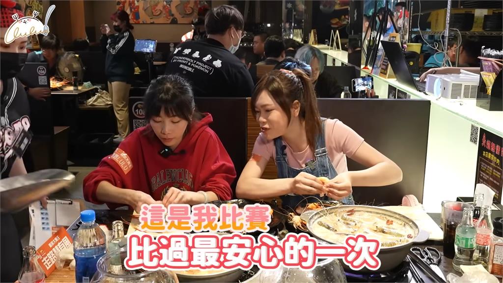 大胃王正妹不怕燙！「徒手從熱湯撈蝦」直接開吃　網驚：練成鐵沙掌