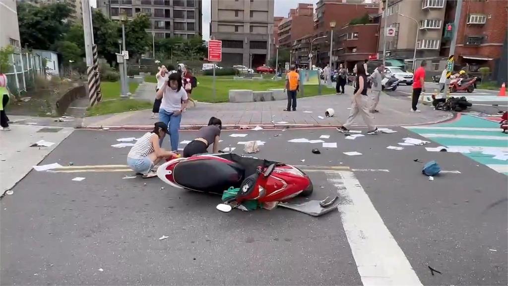 三峽北大國小旁車輛失控暴衝 15人傷4人無呼吸心跳