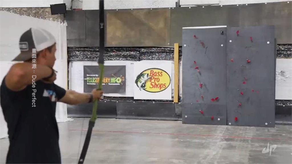 美國網紅「玩籃小子」尬神射手　挑戰花式射箭世界紀錄