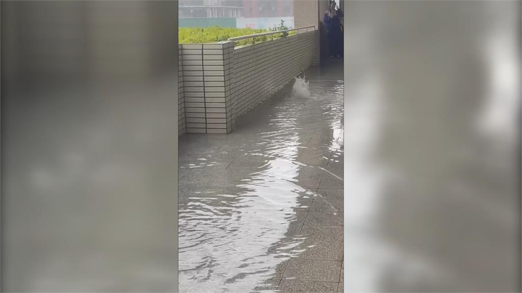 豪雨急又猛! 新美河廣場出現小瀑布 新興高中變水樂園