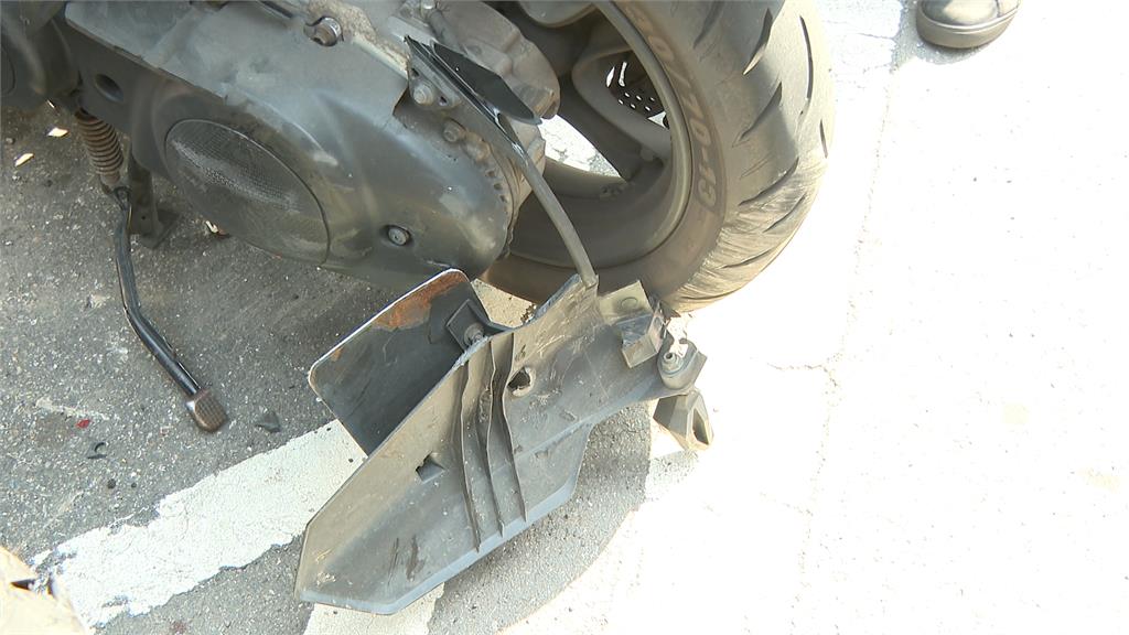 公車撞翻路邊10輛機車 司機肇事逃逸下場慘了
