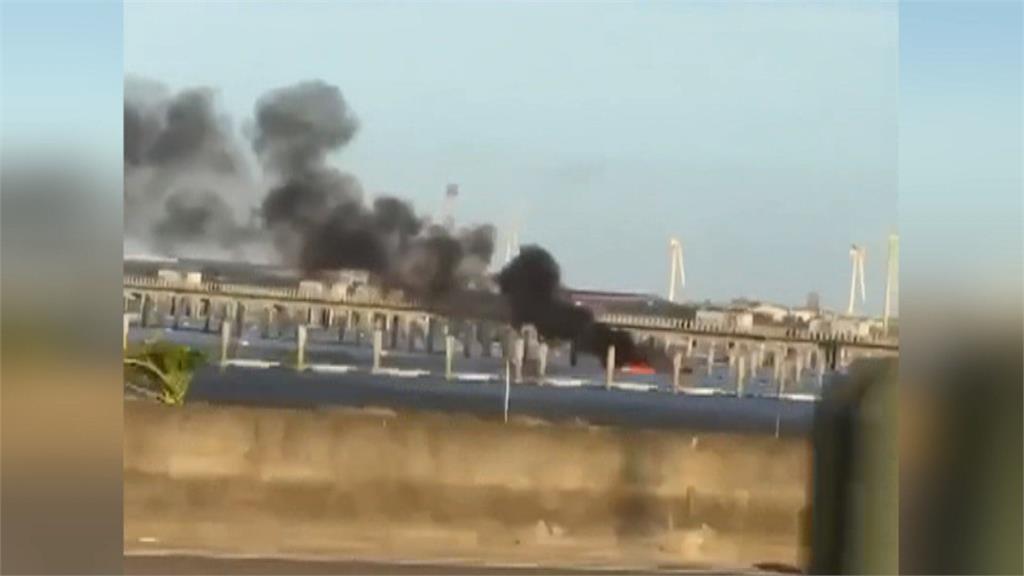 彰濱崙尾區海上太陽能板冒煙起火 大量黑煙直竄天際