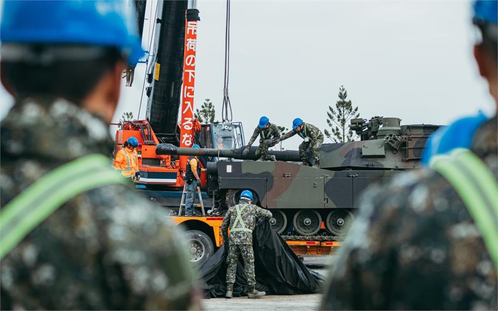 快新聞/首批38輛M1A2T戰車抵台 凌晨送往新竹裝訓部