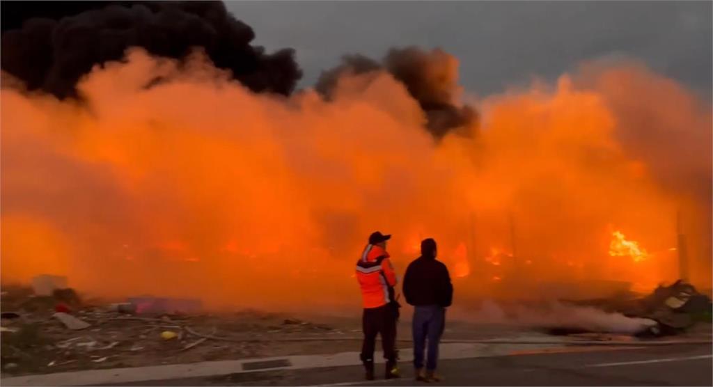 快新聞／澎湖白沙鄉資源回收場大火！黑煙密布駭人畫面震撼曝光