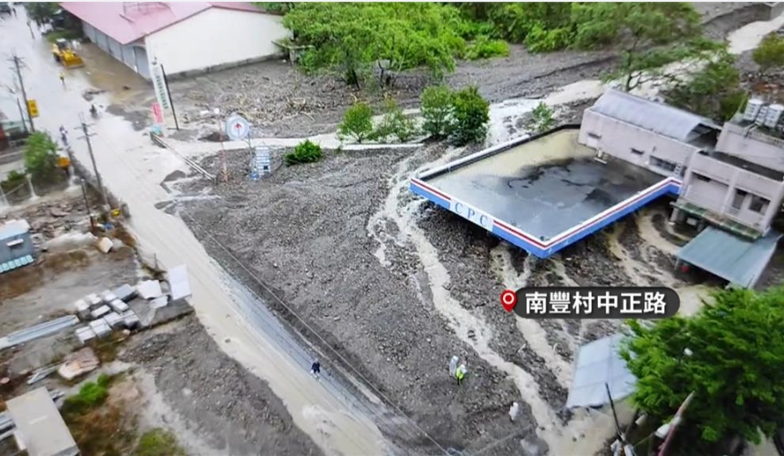再悲情也要為您加油!全台最慘加油站「四度遭土石淹沒」今恢復營業