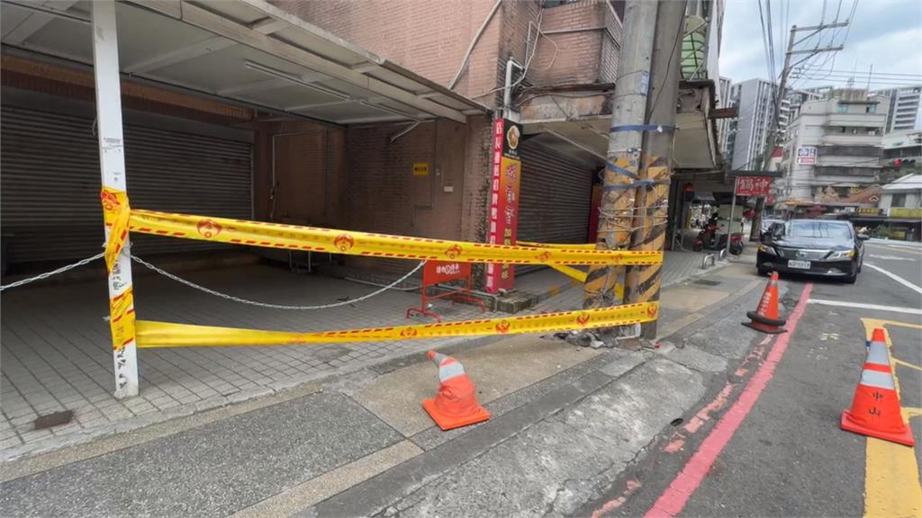 疑似手剎車沒拉好 消防車滑行撞路邊電線桿 消防員徒手肉身擋車