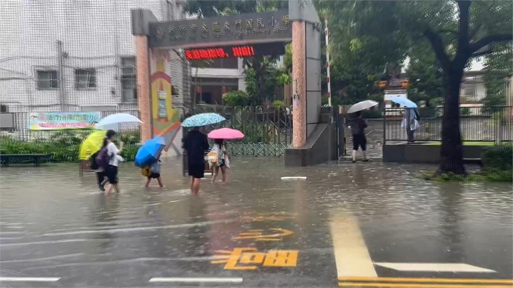 豪雨重創新竹！騎士遭沖走、土石灌校園　學生上課路要「溯溪」好艱難