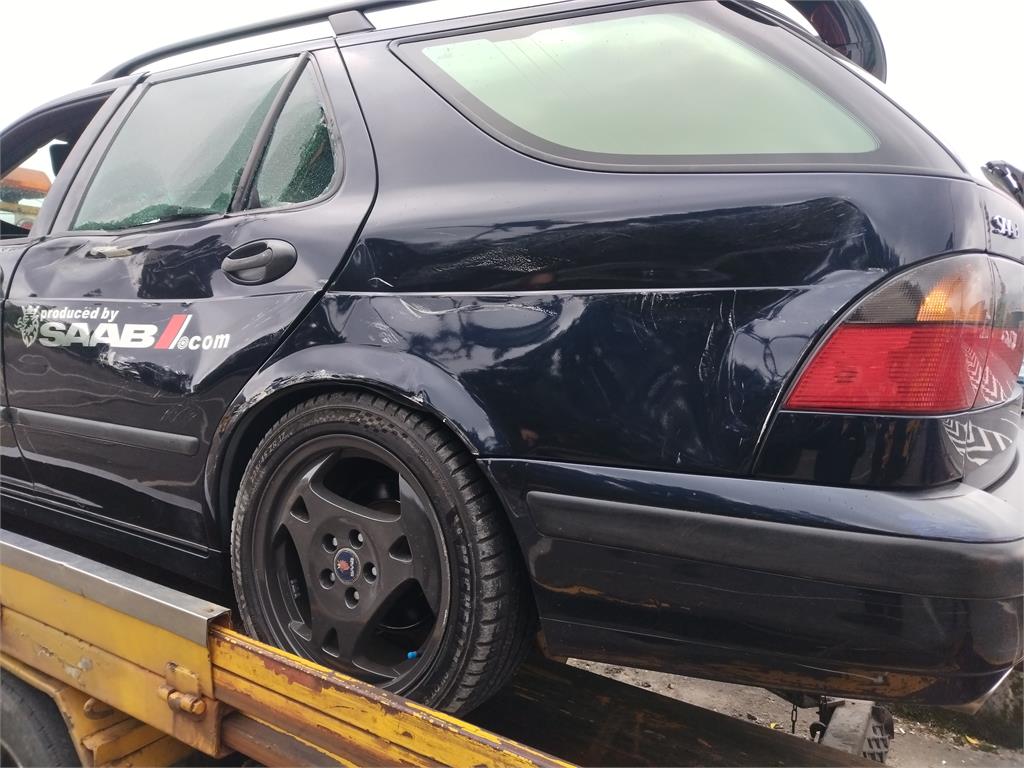 快新聞／翻覆卡分隔島！國1汐止2車碰撞　警嘆：幸好有做「這動作」