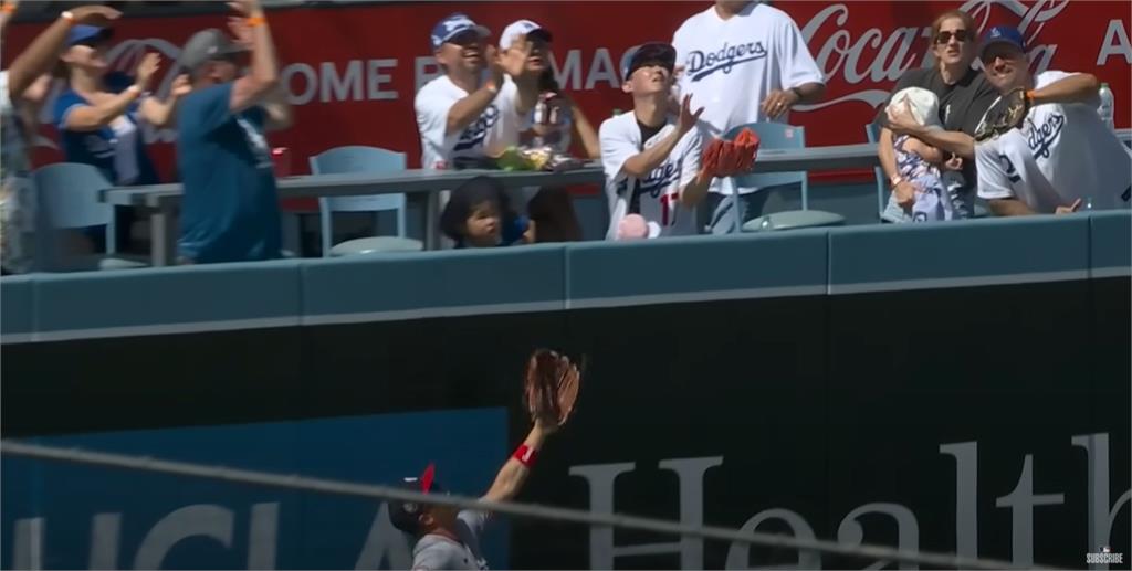 MLB(影)/大谷的全壘打球讓小球迷哭了!網友:接不到球小朋友眼神超心碎!