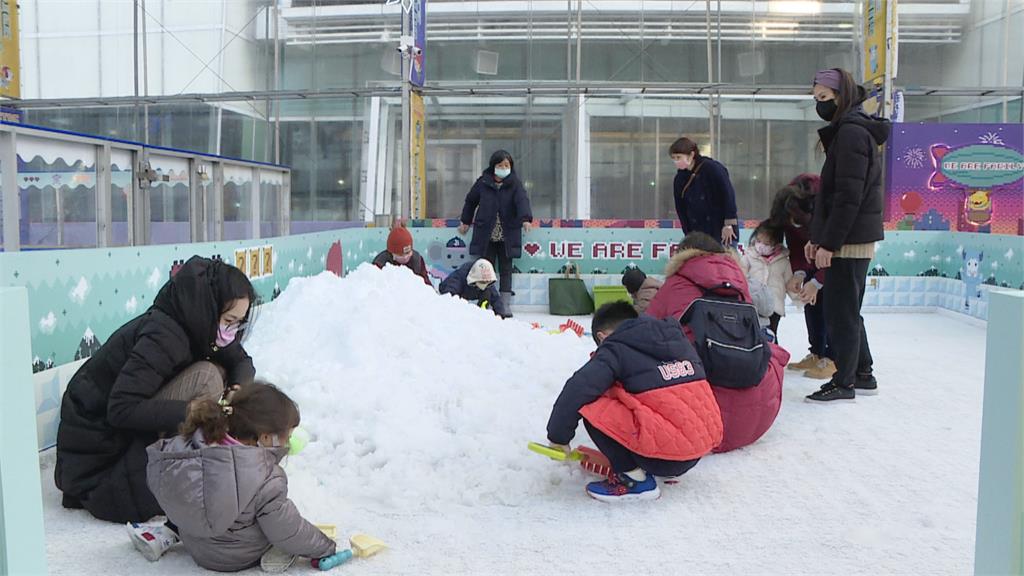 戶外溜冰場免費入場湧人潮　還有冰屋讓你體驗堆雪人