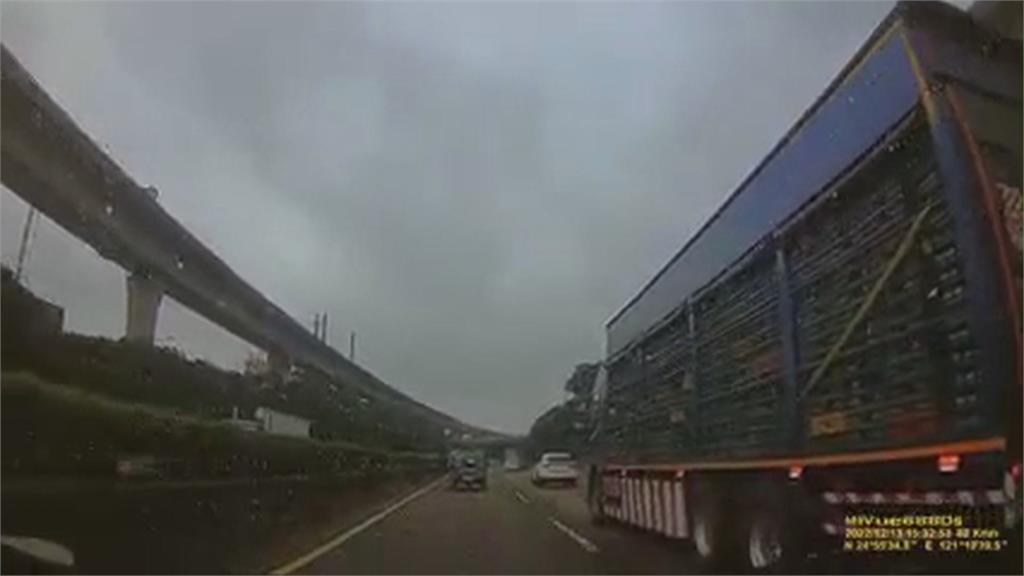 快嚇死！貨車上國道「飛出鋁梯」　後車閃不及撞上、貨車駕駛慘了！