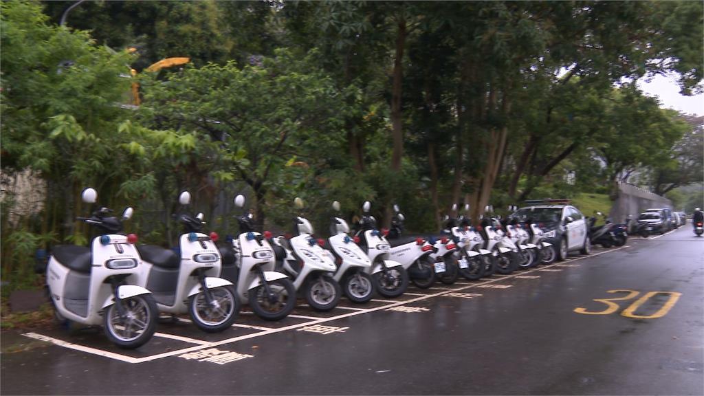 士林仰德大道一段巷弄停車格停滿警車 警車占用一般車位?警方說分明!