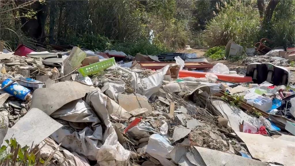 惡劣濫倒！新竹景觀大道下＂滿滿廢棄物＂ 市府：絕不姑息