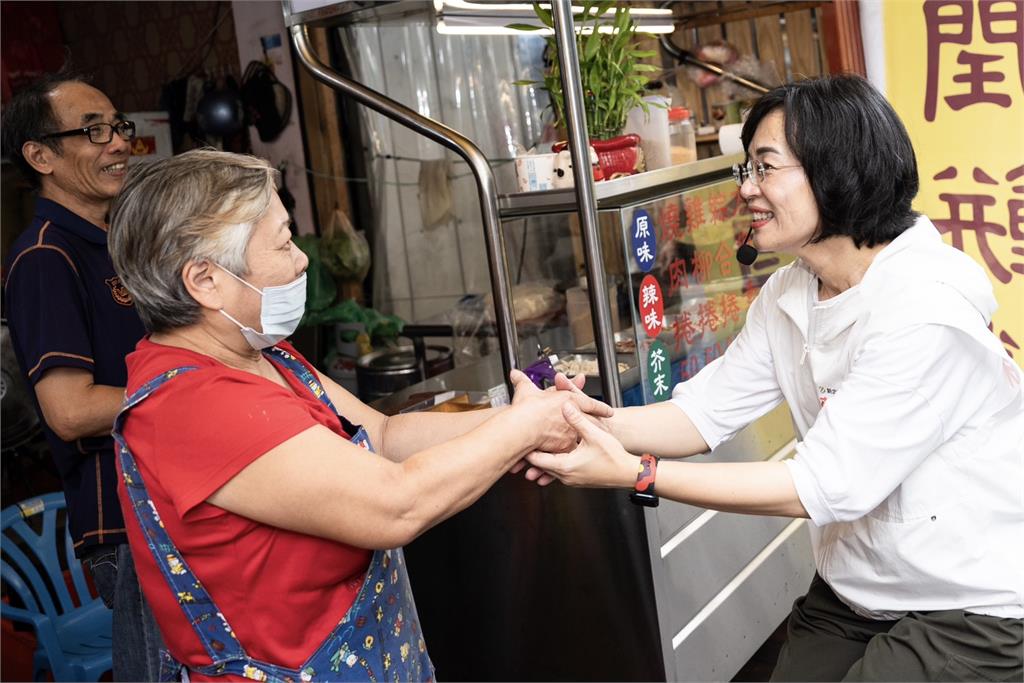 快新聞／蘇巧慧人氣爆棚！板橋市場掃街狂被比讚　攤商熱情喊：一定投妳