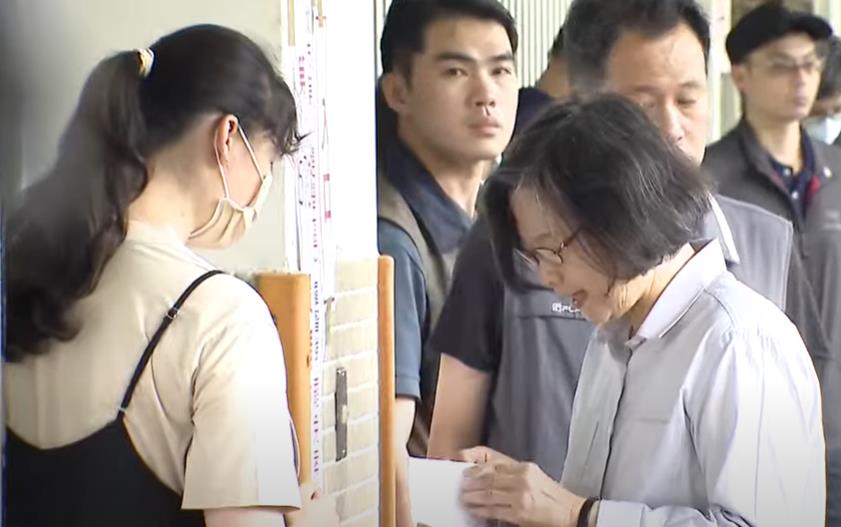 快新聞/蔡英文投票了!驚喜現身大安國中 投完神聖一票後低調離開